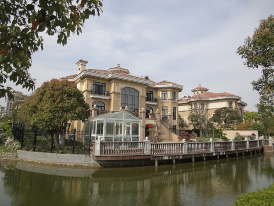 A villa in suburban Shanghai. Suburban villas are still popular among the wealthy in Shanghai amid increasing concerns over urban air quality. (Photo/China Daily) A villa in suburban Shanghai. Suburban villas are still popular among the wealthy in Shanghai amid increasing concerns over urban air quality. (Photo/China Daily)