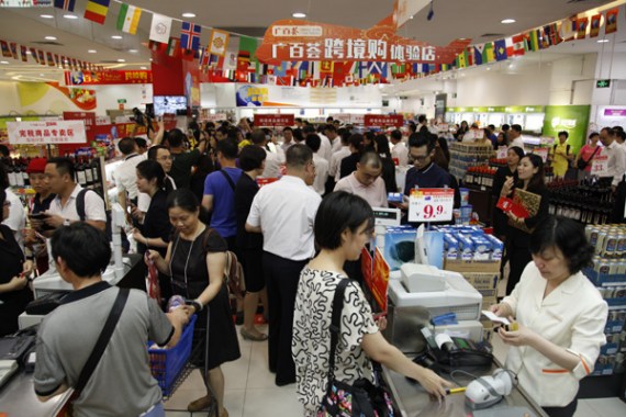 Customers browse bonded products at a Guangzhou Grandbuy store. The company, the largest department-store chain in the city, has opened cross-border e-commerce experience sections in three stores that adopt the online-to-offline mode. (Photo/China Daily) Customers browse bonded products at a Guangzhou Grandbuy store. The company, the largest department-store chain in the city, has opened cross-border e-commerce experience sections in three stores that adopt the online-to-offline mode. (Photo/China Daily)