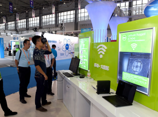 Visitors at the international big data conference, which opened in Guiyang, Guizhou province, on Tuesday. Uber is in talks with the Guiyang government for taxi-hailing services. (Photo/China Daily)