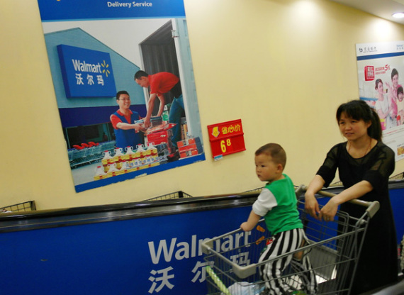 An outlet of Wal-Mart in Yichang, Hubei province. The multinational retail conglomerate launched an online-to-offline mobile platform in Shenzhen, Guangdong province, on Tuesday. (Photo/China Daily) An outlet of Wal-Mart in Yichang, Hubei province. The multinational retail conglomerate launched an online-to-offline mobile platform in Shenzhen, Guangdong province, on Tuesday. (Photo/China Daily)