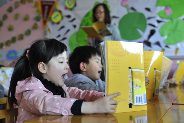 Children read the Three Character Primer, an original Chinese text for children's early education first compiled in the Song Dynasty (960-1279), at a primary school in Changzhi, Shanxi province. (Photo/China Daily) Children read the Three Character Primer, an original Chinese text for children's early education first compiled in the Song Dynasty (960-1279), at a primary school in Changzhi, Shanxi province. (Photo/China Daily)