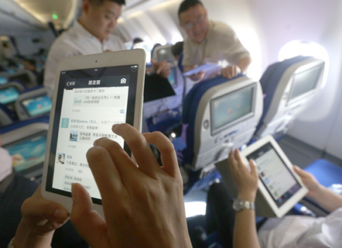 Passengers use WiFi services to surf Internet on mobile gadgets on a flight of China Eastern Airlines. (Photo/China Daily) Passengers use WiFi services to surf Internet on mobile gadgets on a flight of China Eastern Airlines. (Photo/China Daily)