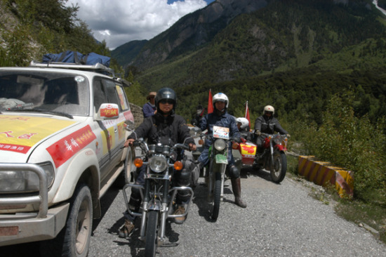 On the road in Bomi county, Tibet. Statistics from the local tourism authority showed that more than 15.53 million people visited Tibet last year. (Photo/China Daily) On the road in Bomi county, Tibet. Statistics from the local tourism authority showed that more than 15.53 million people visited Tibet last year. (Photo/China Daily)