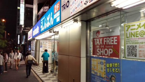 A shop selling animation-related products at downtown Tokyo's Akihabara district tries to attract foreign visitors with a sign saying tax free shop in languages that include English, Chinese and Korean, in April. (Zhang Yunbi/China Daily) A shop selling animation-related products at downtown Tokyo's Akihabara district tries to attract foreign visitors with a sign saying tax free shop in languages that include English, Chinese and Korean, in April. (Zhang Yunbi/China Daily)