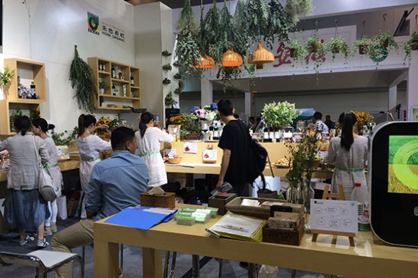 Visitors look at products at Hona Organic's booth at China International Organic Food Fair on May 28, 2014.(Photo/chinadaily.com.cn) Visitors look at products at Hona Organic's booth at China International Organic Food Fair on May 28, 2014.(Photo/chinadaily.com.cn)