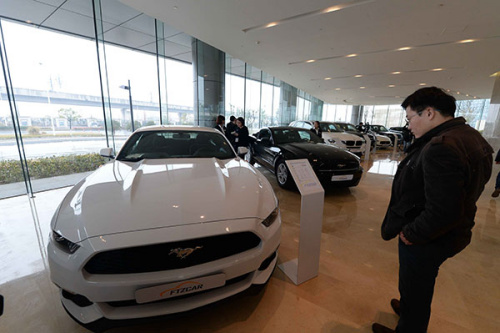 A parallel car import showroom in the Shanghai Free Trade Zone. Independent auto dealers are only selling a total of 20 cars each month since the zone began its parallel car import program this February.(Lai Xinlin/For China Daily) A parallel car import showroom in the Shanghai Free Trade Zone. Independent auto dealers are only selling a total of 20 cars each month since the zone began its parallel car import program this February.(Lai Xinlin/For China Daily)