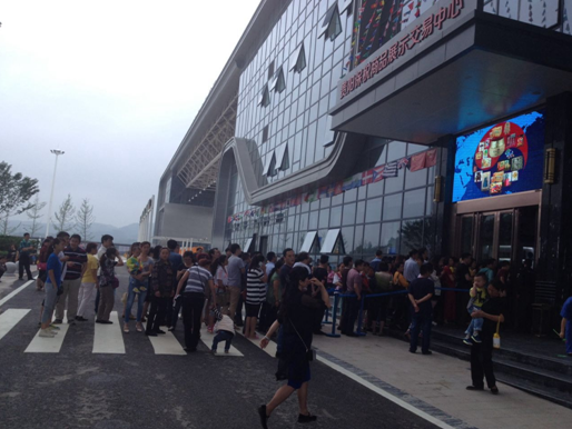 Queuing up to get into Haixuan.com's O2O experience center.(Photo/chinadaily.com.cn) Queuing up to get into Haixuan.com's O2O experience center.(Photo/chinadaily.com.cn)