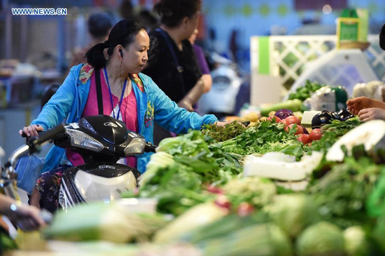 Residents purchase vegetables at a market in Zhengzhou, capital of central China's Henan Province, June 8, 2015. China's consumer price index (CPI), a main gauge of inflation, grew 1.2 percent year on year in May, the National Bureau of Statistics announced on Tuesday. (Photo: Xinhua/Li Bo) Residents purchase vegetables at a market in Zhengzhou, capital of central China's Henan Province, June 8, 2015. China's consumer price index (CPI), a main gauge of inflation, grew 1.2 percent year on year in May, the National Bureau of Statistics announced on Tuesday. (Photo: Xinhua/Li Bo)