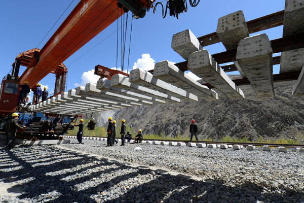 Workers are busy at a construction site of the railway in Southwest. (Photo/Xinhua) Workers are busy at a construction site of the railway in Southwest. (Photo/Xinhua)