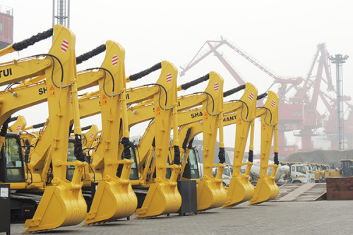 Excavators ready for export at Lianyungang port, Jiangsu province. China will build a standard system to categorize construction machinery to boost exports. (Photo/China Daily) Excavators ready for export at Lianyungang port, Jiangsu province. China will build a standard system to categorize construction machinery to boost exports. (Photo/China Daily)