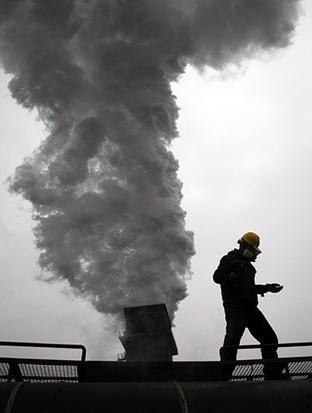 Smoke is discharged from chimneys at a plant in Huaibei city, East China's Anhui province, Jan 13, 2015. (Photo/China Daily) Smoke is discharged from chimneys at a plant in Huaibei city, East China's Anhui province, Jan 13, 2015. (Photo/China Daily)