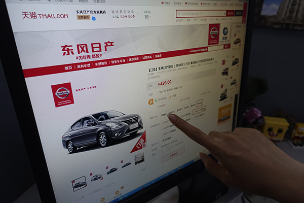 A potential customer browses vehicles online at Tmall.com. Online car sales platforms are challenging traditional dealer networks. (Photo/China Daily) A potential customer browses vehicles online at Tmall.com. Online car sales platforms are challenging traditional dealer networks. (Photo/China Daily)