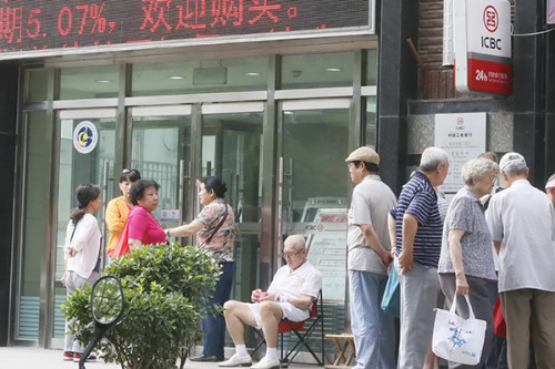 Individuals expressed little enthusiasm for certificates of deposit, which made their market debut on Monday, because the interest rates are just slightly above deposit rates over the same period of maturity. (Photo/China Daily) Individuals expressed little enthusiasm for certificates of deposit, which made their market debut on Monday, because the interest rates are just slightly above deposit rates over the same period of maturity. (Photo/China Daily)