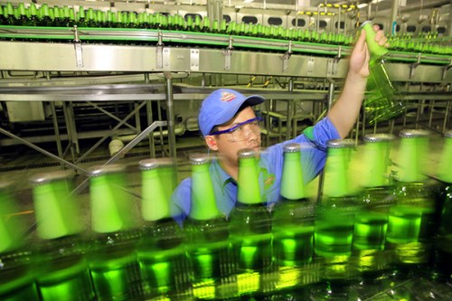 A production line of Tsingtao beer in Jiujiang, Jiangxi province. The beer is sold in more than 90 countries and regions. (Photo/China Daily) A production line of Tsingtao beer in Jiujiang, Jiangxi province. The beer is sold in more than 90 countries and regions. (Photo/China Daily)