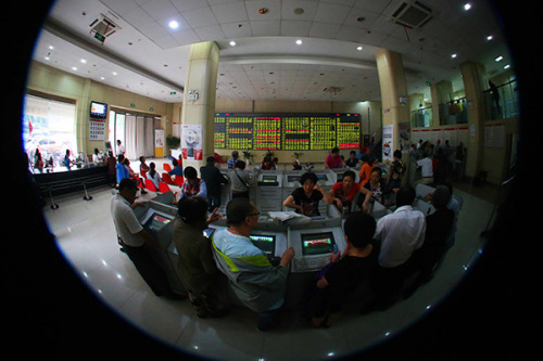 Investors monitor share prices at a securities brokerage in Nantong, Jiangsu province, on Tuesday. The Shanghai Composite Index lost 3.47 percent to close at 4,887.43 points, with turnover falling to 895.4 billion yuan ($144.4 billion) from over 1 trillion yuan on Monday. (Photo/China Daily) Investors monitor share prices at a securities brokerage in Nantong, Jiangsu province, on Tuesday. The Shanghai Composite Index lost 3.47 percent to close at 4,887.43 points, with turnover falling to 895.4 billion yuan ($144.4 billion) from over 1 trillion yuan on Monday. (Photo/China Daily)