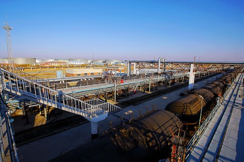 A supply and storage center for crude from Russia in Daqing, Heilongjiang province. Russia became China's biggest crude supplier in May, overtaking Saudi Arabia, as the global competition for oil intensified. (Photo/Xinhua) A supply and storage center for crude from Russia in Daqing, Heilongjiang province. Russia became China's biggest crude supplier in May, overtaking Saudi Arabia, as the global competition for oil intensified. (Photo/Xinhua)
