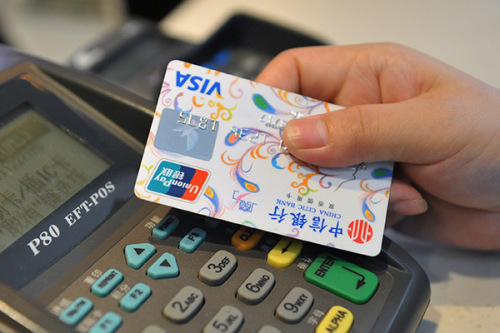 A customer makes a payment with a credit card at the market in Lin'an, Zhejiang province. The total number of credit cards in use was 424 million at the end of the first quarter of the year. (Photo/China Daily) A customer makes a payment with a credit card at the market in Lin'an, Zhejiang province. The total number of credit cards in use was 424 million at the end of the first quarter of the year. (Photo/China Daily)