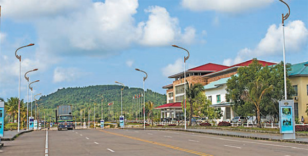 The main street of the Sihanoukville Special Economic Zone. In the space of seven years, the SSEZ has become a home to more than 80 companies. (Photo/China Daily) The main street of the Sihanoukville Special Economic Zone. In the space of seven years, the SSEZ has become a home to more than 80 companies. (Photo/China Daily)