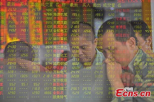 Investors look through stock information at a trading hall in a securities firm in Haikou, capital of northeast China's Hainan Province, June 29, 2015. (CNS photo/Luo Yunfei) Investors look through stock information at a trading hall in a securities firm in Haikou, capital of northeast China's Hainan Province, June 29, 2015. (CNS photo/Luo Yunfei)