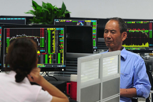 Stock investors at a brokerage in Jiujiang, Jiangxi province. The Shanghai Composite Index dropped 5.2 percent to 4,053.70 points on Wednesday. (Photo/China Daily) Stock investors at a brokerage in Jiujiang, Jiangxi province. The Shanghai Composite Index dropped 5.2 percent to 4,053.70 points on Wednesday. (Photo/China Daily)