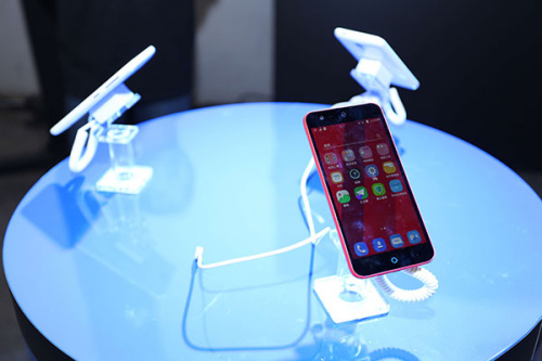 A red-shell Zui & Xiang smartphone is on display at its launch event in Beijing, July 2, 2015. (Photo provided to chinadaily.com.cn) A red-shell Zui & Xiang smartphone is on display at its launch event in Beijing, July 2, 2015. (Photo provided to chinadaily.com.cn)