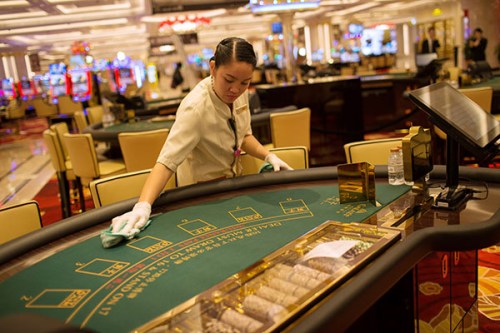 An employee cleans a blackjack table inside the Galaxy Macao Phase 2 casino. (Photo/China Daily) An employee cleans a blackjack table inside the Galaxy Macao Phase 2 casino. (Photo/China Daily)