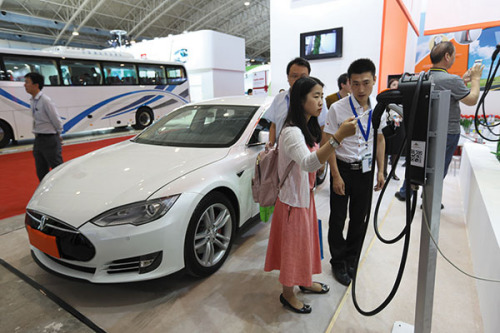 Visitors at a recent new-energy vehicle expo in Beijing examine charging posts. The city is suffering from a shortage of the facilities. (Photo/China Daily) Visitors at a recent new-energy vehicle expo in Beijing examine charging posts. The city is suffering from a shortage of the facilities. (Photo/China Daily)