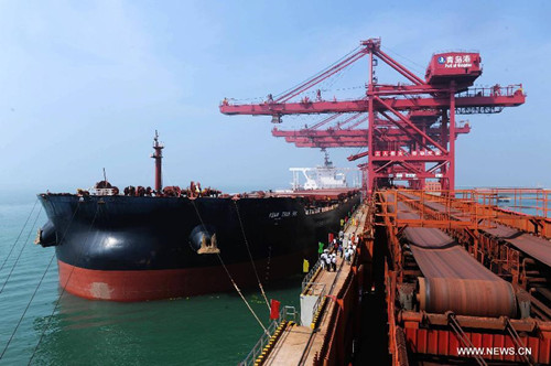Yuan Zhuo Hai, one of the world largest ore ships, is seen at Dongjiakou dock in Qingdao, east China's Shandong Province, July 4, 2015. The ore ship, with a dead weight of 400,000 tonnes, anchored in China's port for the first time on Saturday. (Xinhua/Yu Fangping) Yuan Zhuo Hai, one of the world largest ore ships, is seen at Dongjiakou dock in Qingdao, east China's Shandong Province, July 4, 2015. The ore ship, with a dead weight of 400,000 tonnes, anchored in China's port for the first time on Saturday. (Xinhua/Yu Fangping)