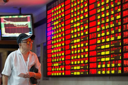Rally by blue chips pushes index higher An investor studies a display giving stock market information at a brokerage house in Nanjing, Jiangsu province, on Monday. (Photo/China Daily) Rally by blue chips pushes index higher An investor studies a display giving stock market information at a brokerage house in Nanjing, Jiangsu province, on Monday. (Photo/China Daily)