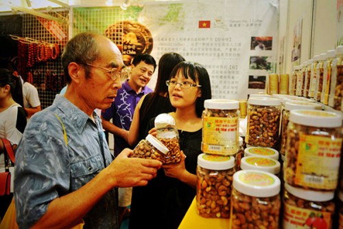 Coffee beans on display at an expo in Nanning, capital of Guangxi Zhuang autonomous region. Coffee consumption is increasing steadily with annual growth rates in excess of 15 percent in China. (Photo/China Daily) Coffee beans on display at an expo in Nanning, capital of Guangxi Zhuang autonomous region. Coffee consumption is increasing steadily with annual growth rates in excess of 15 percent in China. (Photo/China Daily)