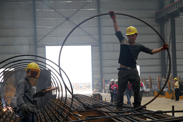 Workers at a bridge construction site in Pingtan, Fujian province. The government has accelerated the approval of infrastructure projects in the hope of boosting sluggish fixed-asset investment. (Photo/China Daily) Workers at a bridge construction site in Pingtan, Fujian province. The government has accelerated the approval of infrastructure projects in the hope of boosting sluggish fixed-asset investment. (Photo/China Daily)