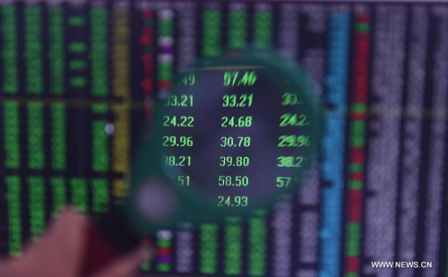 An investor looks through stock information with a magnifier in Shenyang, capital of northeast China's Liaoning Province, July 8, 2015. (Photo: Xinhua/Yang Qing) An investor looks through stock information with a magnifier in Shenyang, capital of northeast China's Liaoning Province, July 8, 2015. (Photo: Xinhua/Yang Qing)
