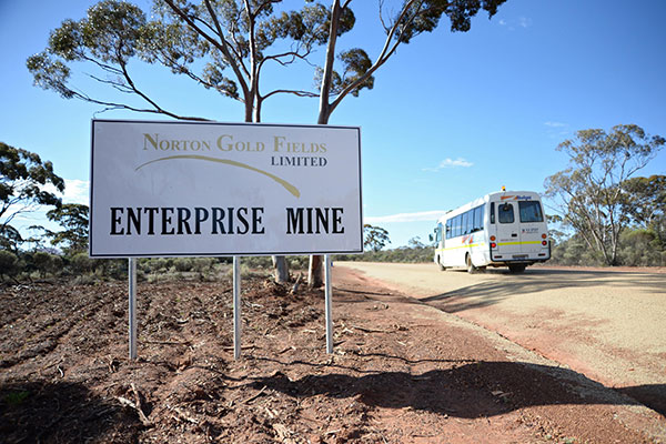 A bus drives past a sign displayed at the entrance to the Norton Gold Fields Ltd, which is northwest of Kalgoorlie, Australia. Norton, the Australian miner, is controlled by China's Zijin Mining Group Co. (Photo/China Daily) A bus drives past a sign displayed at the entrance to the Norton Gold Fields Ltd, which is northwest of Kalgoorlie, Australia. Norton, the Australian miner, is controlled by China's Zijin Mining Group Co. (Photo/China Daily)