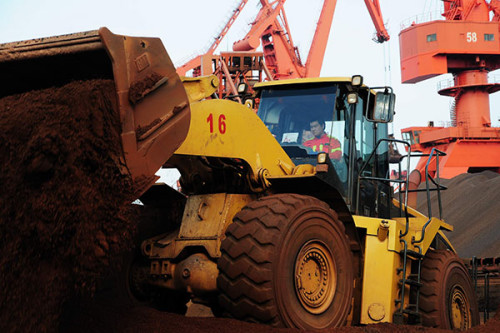 Banking and shipping to boost Vale's growth A worker unloads iron ore from a cargo carrier, owned by Vale SA of Brazil, at a wharf in Qingdao port, Shandong province. (Photo/China Daily) Banking and shipping to boost Vale's growth A worker unloads iron ore from a cargo carrier, owned by Vale SA of Brazil, at a wharf in Qingdao port, Shandong province. (Photo/China Daily)