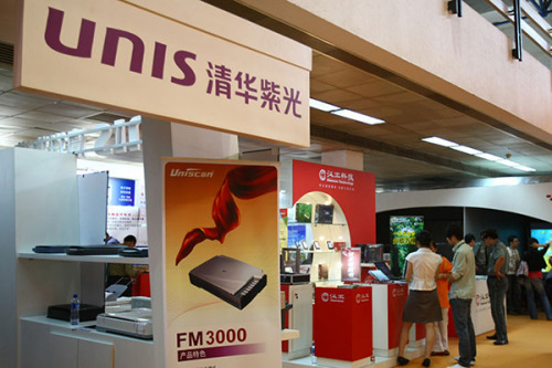 The stand of Unisplendour Corp Ltd, a listed company under Tsinghua Unigroup Ltd, at an international technology expo in Beijing. Unigroup is planning to buy US chipmaker Micron Technology Inc to lift its top-tier global ranking. (Photo/China Daily) The stand of Unisplendour Corp Ltd, a listed company under Tsinghua Unigroup Ltd, at an international technology expo in Beijing. Unigroup is planning to buy US chipmaker Micron Technology Inc to lift its top-tier global ranking. (Photo/China Daily)
