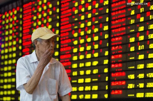 An investor follows information at a stock trading hall in Nanjing, capital city east China's Jiangsu Province, July 15, 2015. (Photo: Xinhua/Su Yang) An investor follows information at a stock trading hall in Nanjing, capital city east China's Jiangsu Province, July 15, 2015. (Photo: Xinhua/Su Yang)