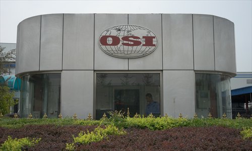 A security guard plays with his smartphone at the OSI factory in Dachang county in Hebei Province on Wednesday. (Photo: GT/Chen Qingqing) A security guard plays with his smartphone at the OSI factory in Dachang county in Hebei Province on Wednesday. (Photo: GT/Chen Qingqing)