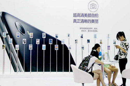 Domestic mobile phone makers demonstrate the selfie functions of their products at a smartphone expo in Nanjing, capital of Jiangsu province. Major Chinese players are gearing up for a price war in the high-end smartphone sector. (Photo/China Daily) Domestic mobile phone makers demonstrate the selfie functions of their products at a smartphone expo in Nanjing, capital of Jiangsu province. Major Chinese players are gearing up for a price war in the high-end smartphone sector. (Photo/China Daily)