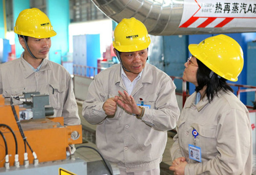 Feng Weizhong (middle) talks to colleagues during an on-site inspection at the Shanghai Waigaoqiao No 3 Power Generation Co Ltd. (Photo/Provided to China Daily) Feng Weizhong (middle) talks to colleagues during an on-site inspection at the Shanghai Waigaoqiao No 3 Power Generation Co Ltd. (Photo/Provided to China Daily)