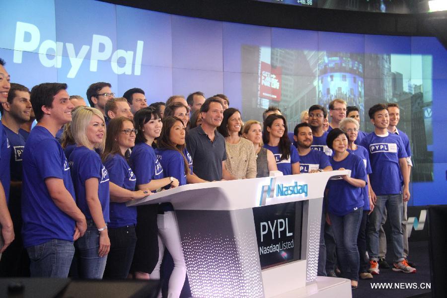 PayPal President and CEO Dan Schulman (C) poses for photos with employees during the company's relisting on the Nasdaq in New York, the United States, July 20, 2015. (Photo: Xinhua/Huang Jihui) PayPal President and CEO Dan Schulman (C) poses for photos with employees during the company's relisting on the Nasdaq in New York, the United States, July 20, 2015. (Photo: Xinhua/Huang Jihui)