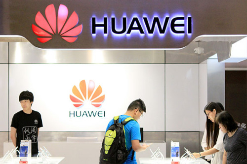 Huawei products at an information industry expo in Nanjing, Jiangsu province. The company beat expectations in handsets shipments in the first half of the year amid intense competition with market leader Xiaomi Corp for the top slot in China. (Photo/China Daily) Huawei products at an information industry expo in Nanjing, Jiangsu province. The company beat expectations in handsets shipments in the first half of the year amid intense competition with market leader Xiaomi Corp for the top slot in China. (Photo/China Daily)