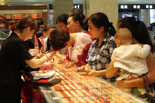 Customers buy gold jewelry at a shopping center in Xuchang, Henan province. China's central bank said that its bullion reserves have increased 57 percent to 1,658 metric tons since 2009. (Photo/China Daily) Customers buy gold jewelry at a shopping center in Xuchang, Henan province. China's central bank said that its bullion reserves have increased 57 percent to 1,658 metric tons since 2009. (Photo/China Daily)