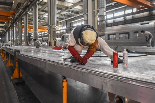 Workers polish the frames of railway vehicles at the Changchun Railway Vehicles Co in Jilin province. (Photo/China Daily) Workers polish the frames of railway vehicles at the Changchun Railway Vehicles Co in Jilin province. (Photo/China Daily)