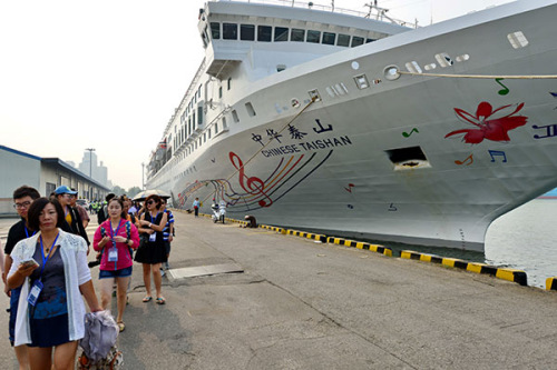 Passengers from the Chinese Taishan cruise liner disembark in Seoul. (Photo/China Daily) Passengers from the Chinese Taishan cruise liner disembark in Seoul. (Photo/China Daily)