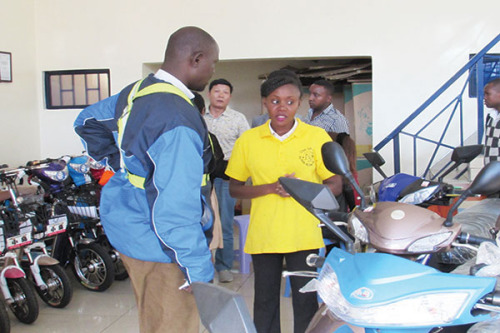 A saleswoman chats with a customer about e-bikes at the Chee Tah store in Nairobi, Kenya. (Photo/China Daily) A saleswoman chats with a customer about e-bikes at the Chee Tah store in Nairobi, Kenya. (Photo/China Daily)