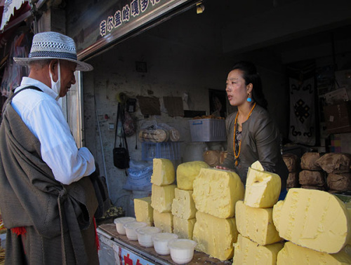 Dekyi Drolma (right) meets with a customer at her butter shop in Lhasa, Tibet autonomous region. (Palden Nyima/China Daily) Dekyi Drolma (right) meets with a customer at her butter shop in Lhasa, Tibet autonomous region. (Palden Nyima/China Daily)