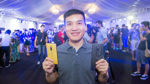 Pete Lau, founder and CEO of OnePlus, displays two OnePlus 2 on July 28, 2015 during the launch ceremony of OnePlus 2 held in Beijing. (Photo provided to chinadaily.com.cn) Pete Lau, founder and CEO of OnePlus, displays two OnePlus 2 on July 28, 2015 during the launch ceremony of OnePlus 2 held in Beijing. (Photo provided to chinadaily.com.cn)