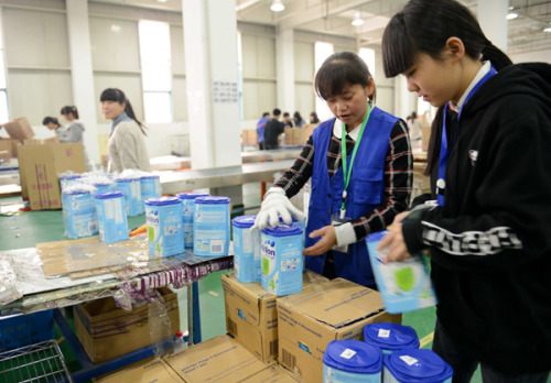 Overseas goods sold on Tmall, the online marketplace, being packed for shipment in China at the Hangzhou Cross-border Trade E-commerce Industrial Park. (Provided to China Daily) Overseas goods sold on Tmall, the online marketplace, being packed for shipment in China at the Hangzhou Cross-border Trade E-commerce Industrial Park. (Provided to China Daily)