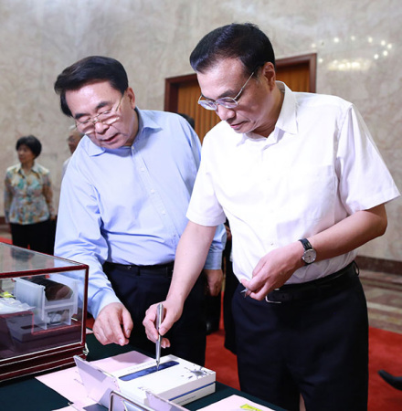 Premier Li Keqiang, accompanied by Bai Chunli, president of the Chinese Academy of Sciences, tries an electronic pen developed by the academy before sitting down for talks with leading scientists on the country's development of science. (Photo/China Daily) Premier Li Keqiang, accompanied by Bai Chunli, president of the Chinese Academy of Sciences, tries an electronic pen developed by the academy before sitting down for talks with leading scientists on the country's development of science. (Photo/China Daily)