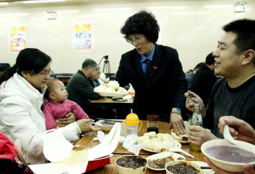 The manager of the Qing Feng Steamed Dumpling Shop in Beijing serves customers. People flocked to the shop after President Xi Jinping dined there. (Cheng Liang/for China Daily) The manager of the Qing Feng Steamed Dumpling Shop in Beijing serves customers. People flocked to the shop after President Xi Jinping dined there. (Cheng Liang/for China Daily)